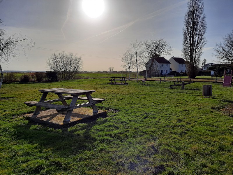 Aire de pique-nique au parc André Bezault à Ouvrouër-les-Champs, Ouvrouer-les-Champs - photo 3