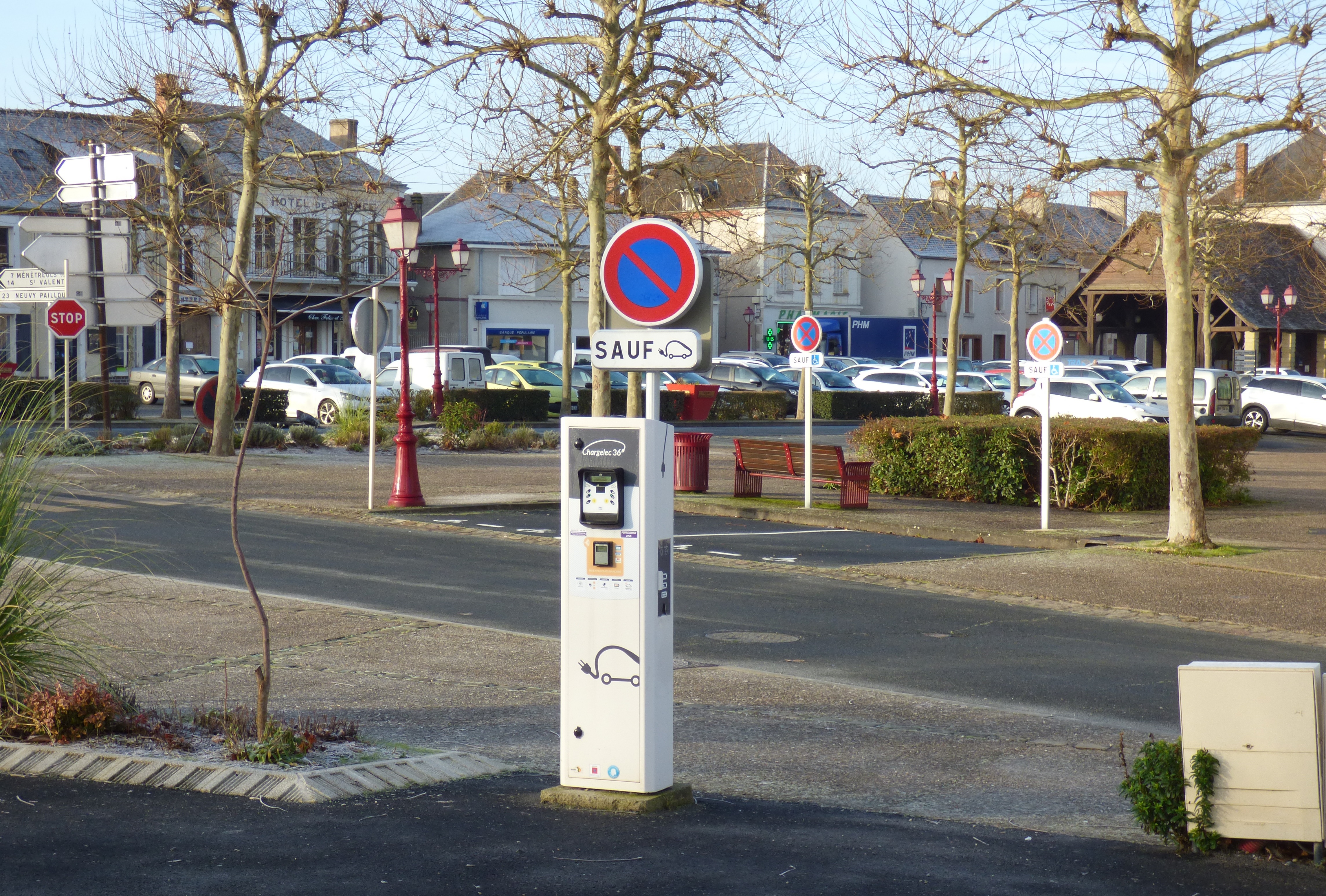 Borne de charge électrique pour véhicule