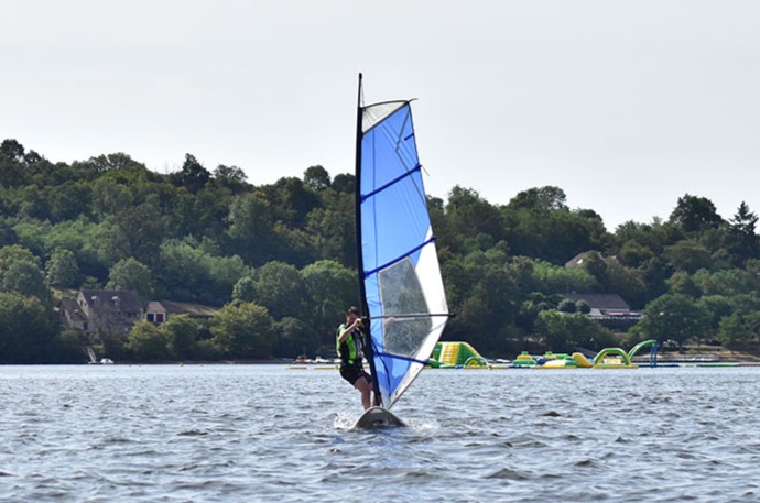 Planche à voile à la base de plein air d'Eguzon — photo 3