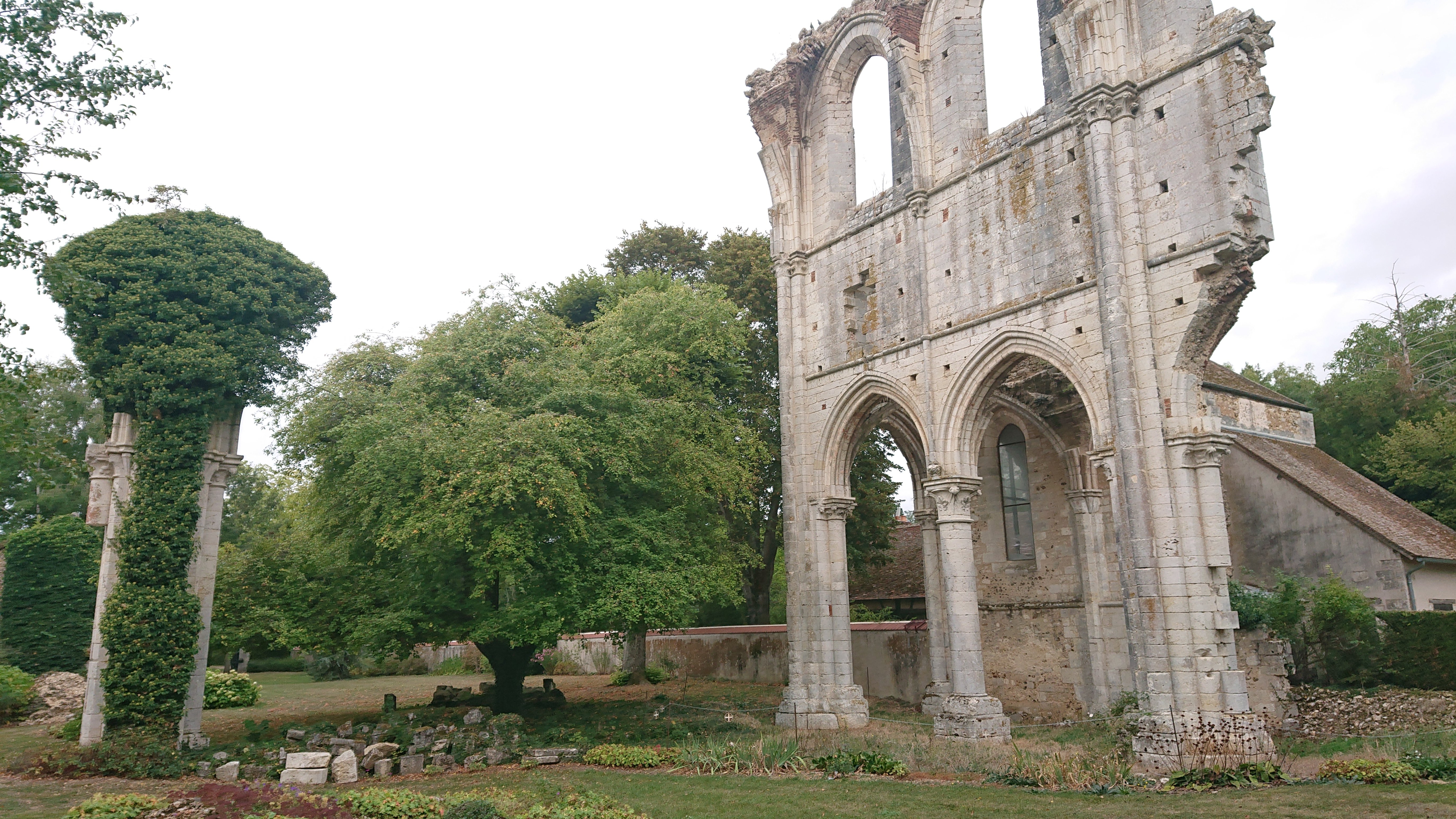 Ruines de l'Abbaye cistercienne de Fontainejean