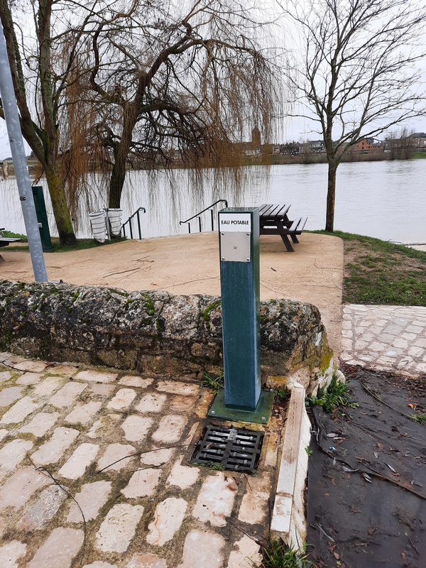 Aire de pique-nique au port de Saint-Denis-de-l'Hôtel, Saint-Denis-de-l'Hôtel - photo 2