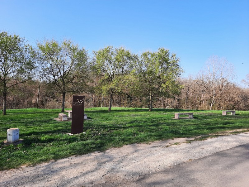 Aire de pique-nique à Sandillon, Sandillon - photo 2