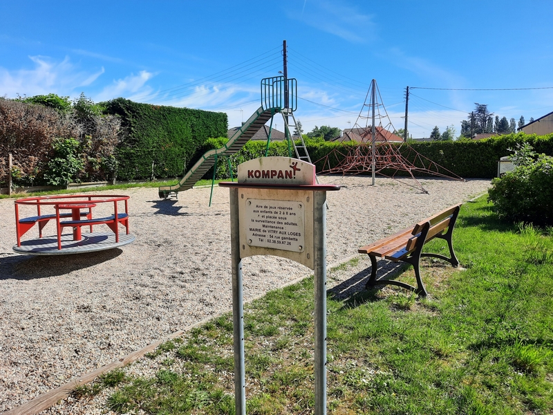Aire de pique-nique à l'entrée de Vitry-aux-Loges