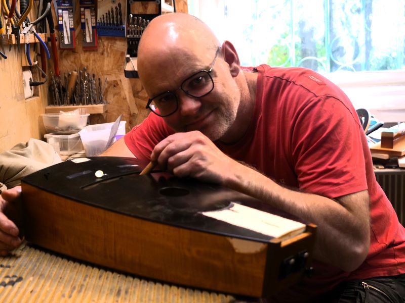 Luthier - Facteur de vielle à roue - Sébastien Tourny