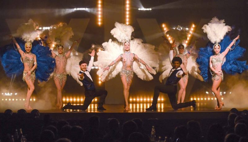 Show-Caprice-plumes-blanches-2