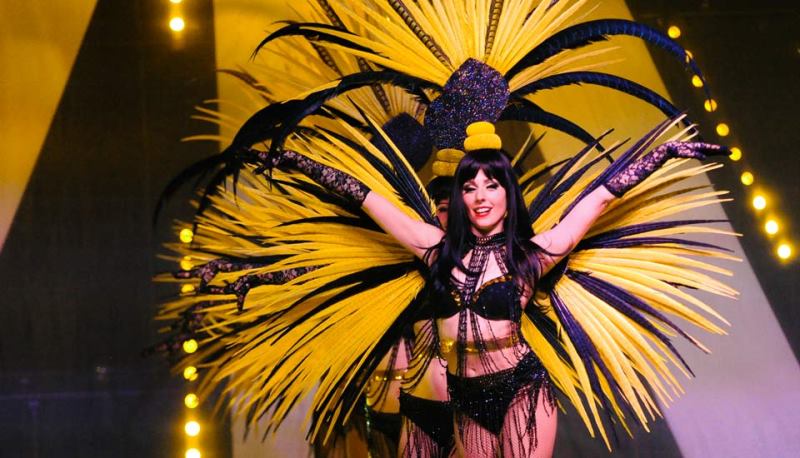 Show-Caprice-plumes-jaunes-2