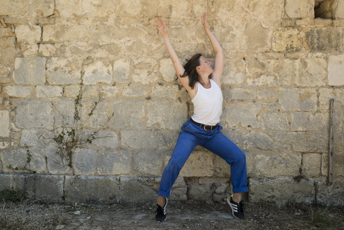 Surgir d’entre les murs