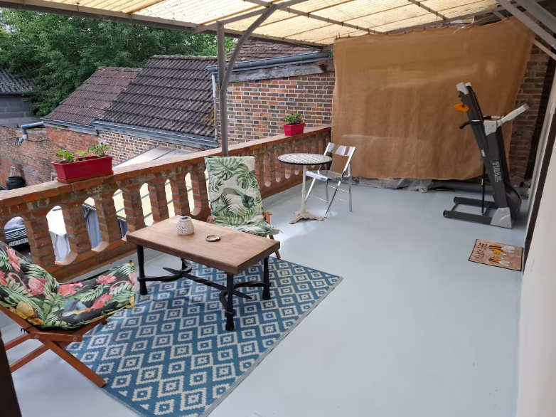 Appartement tout en couleur avec terrasse