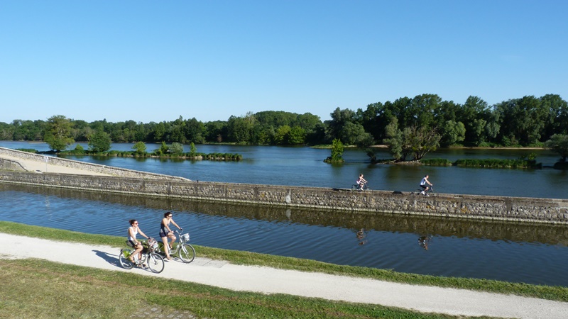 Velos-au-bord-du-canal-a-Saint-Jean-de-Braye-F-MARET