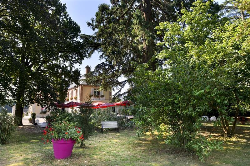Villa-des-Bordes-Hotel-vue-du-parc-reduit