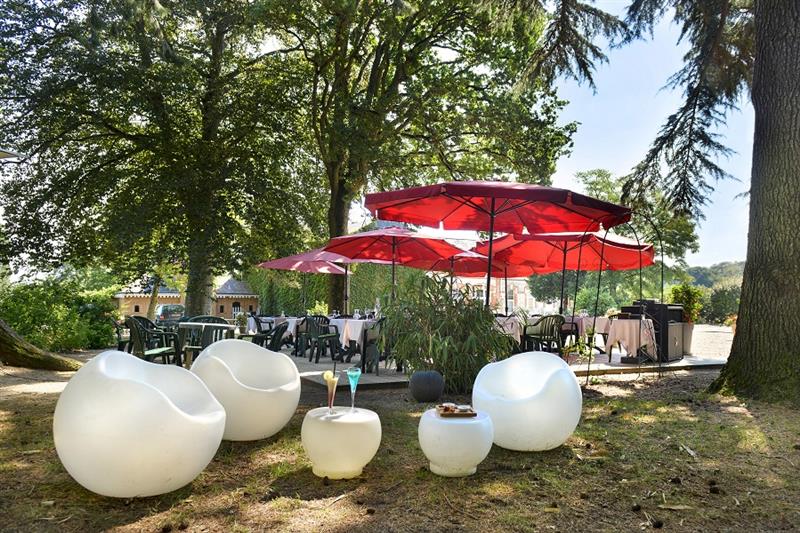 Villa-des-Bordes-aperitif-dans-le-parc-reduit