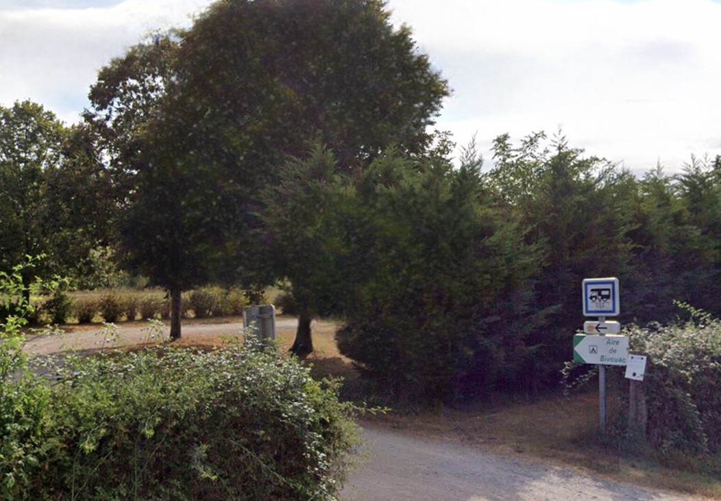 Aire de service à Ainay le Vieil