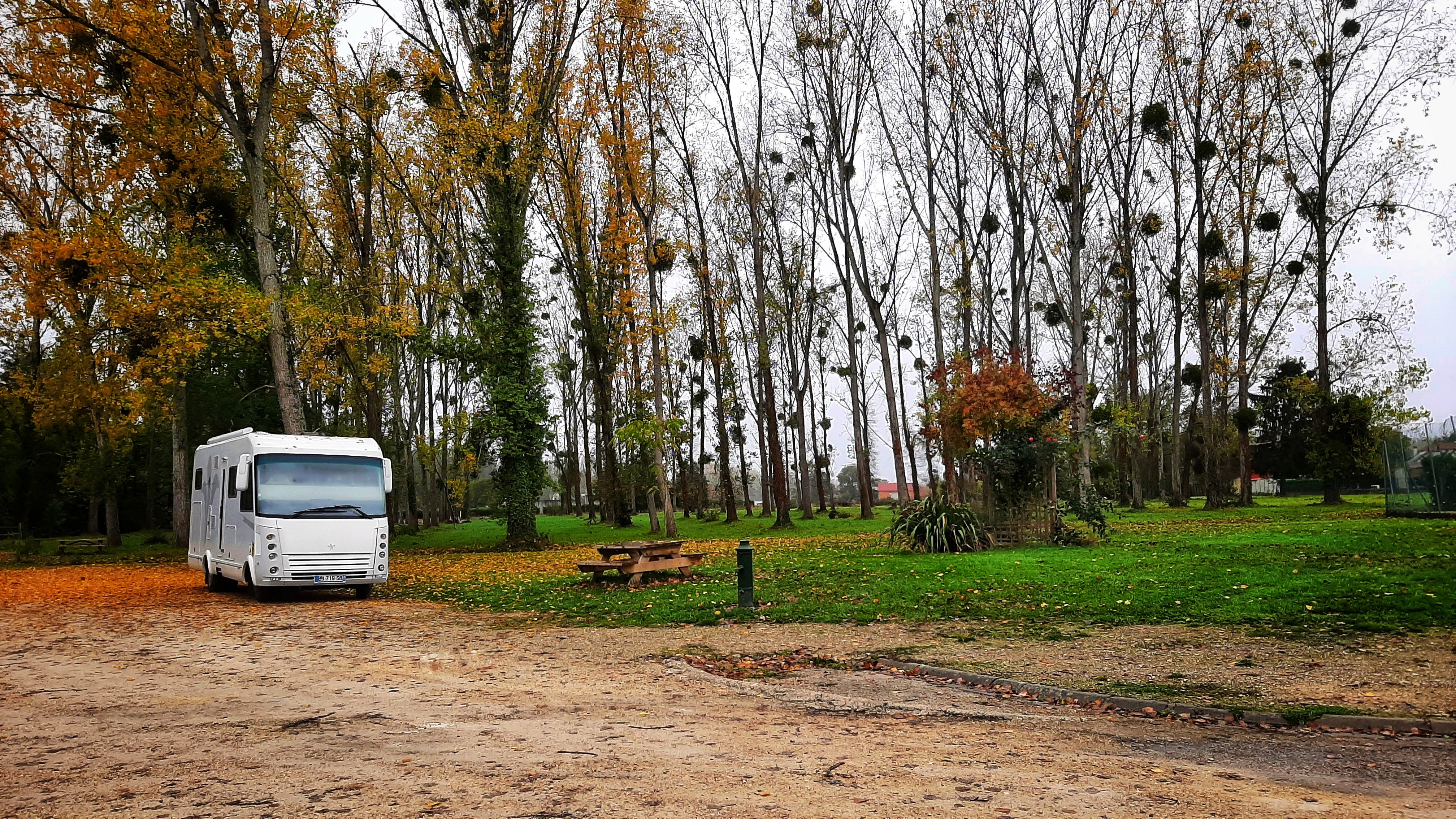 Aire de stationnement et de services camping-car du Lavoir, Marcilly-en-Villette - photo 4