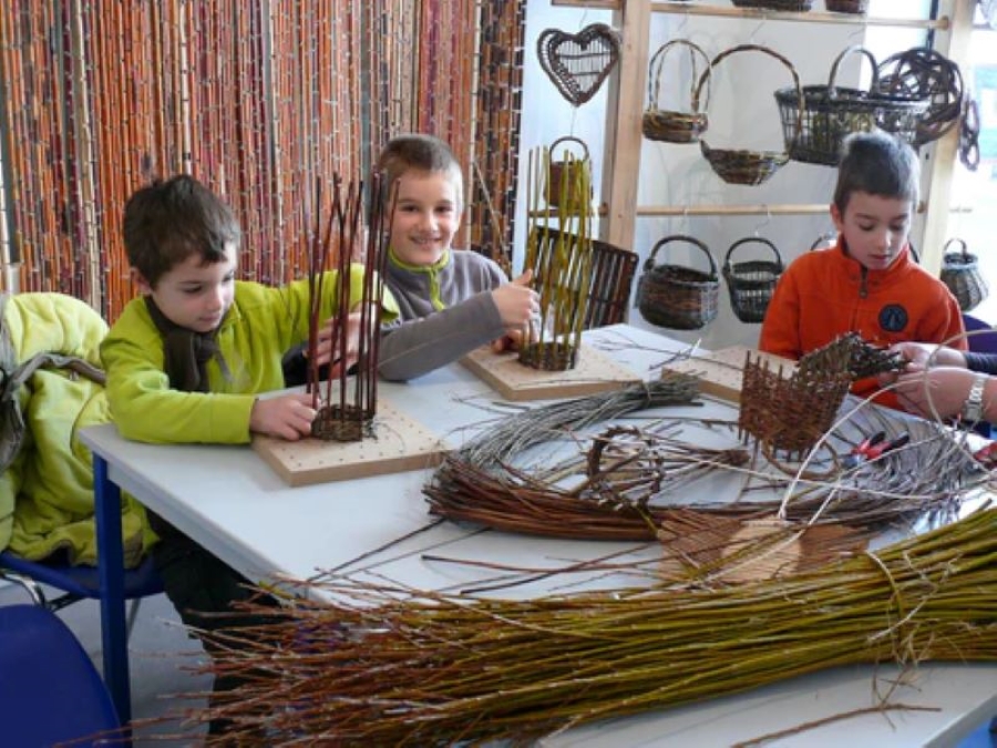 O S I E Z ! ATELIERS OSIER CREATIF à partir de 3 ans VACANCES DE LA TOUSSAINT au Centre d’Art autour de l’osier