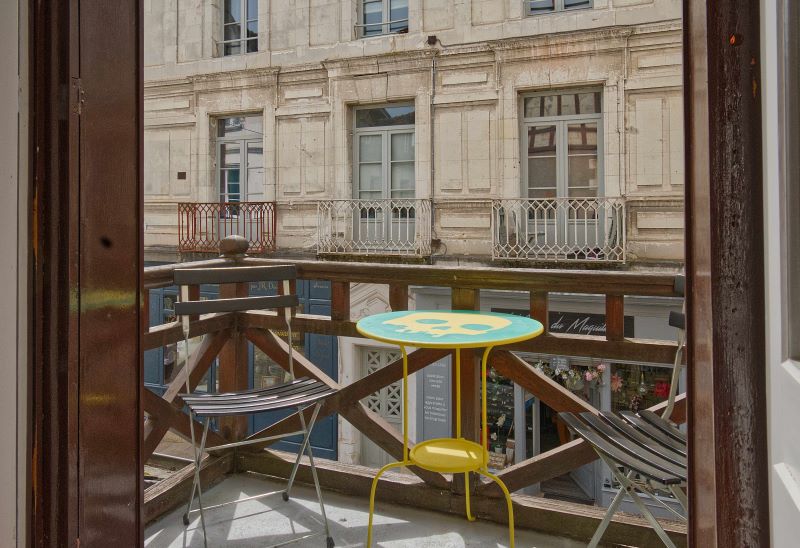 Au pied de la tour Saint Antoine
