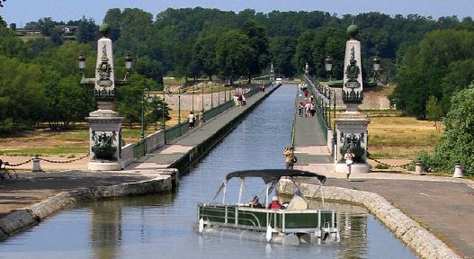Location de bateaux électriques sur le Canal de Briare©