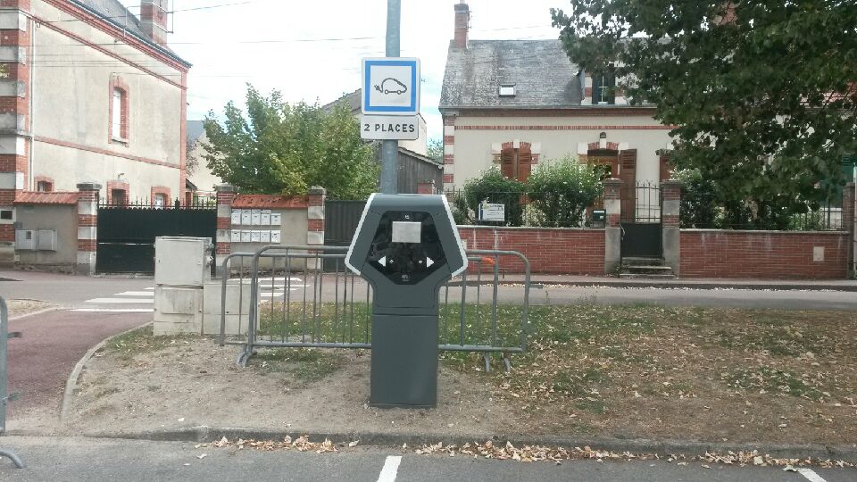 Borne de recharge électrique pour voitures et vélo
