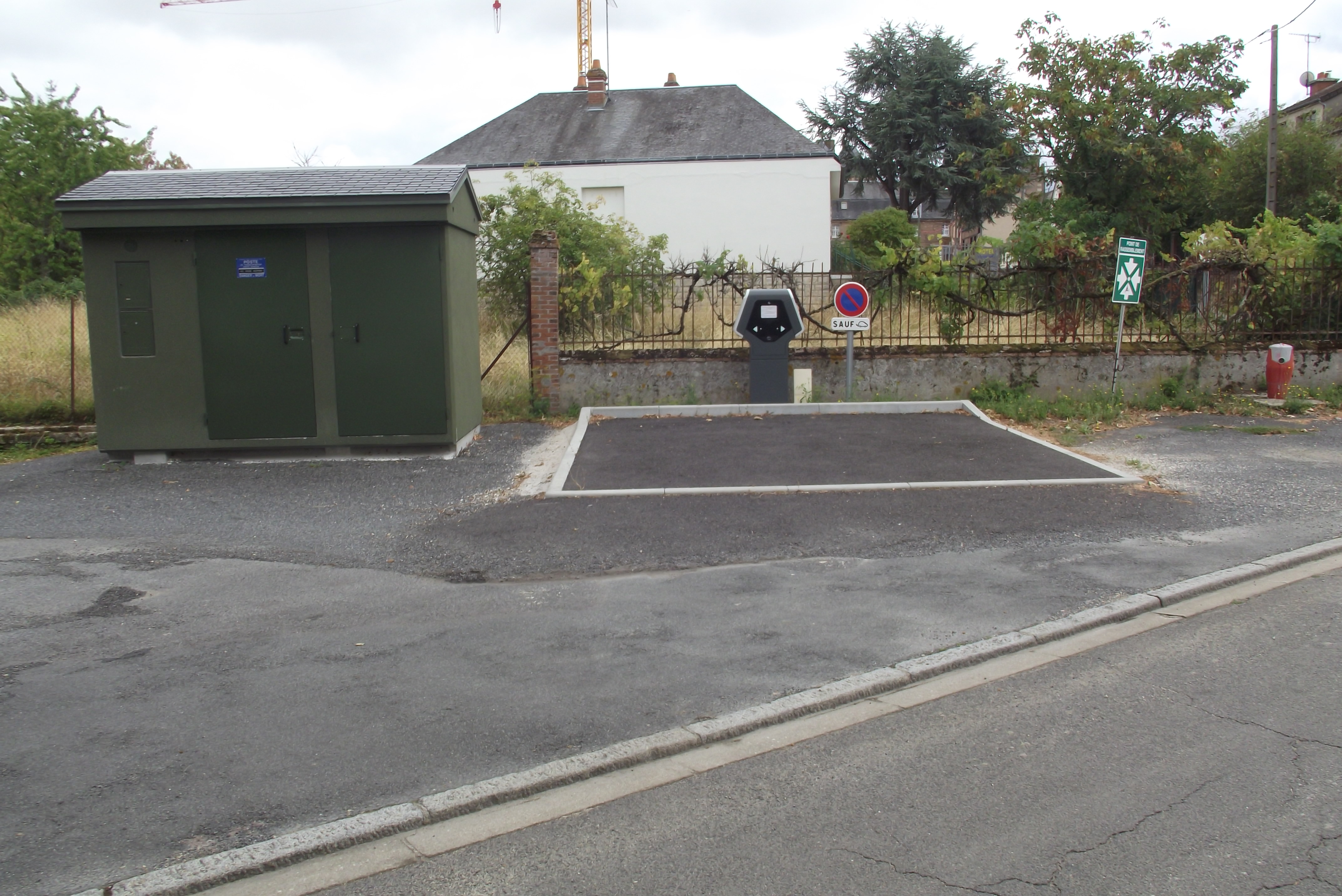 Borne de recharge électrique pour voitures et vélo