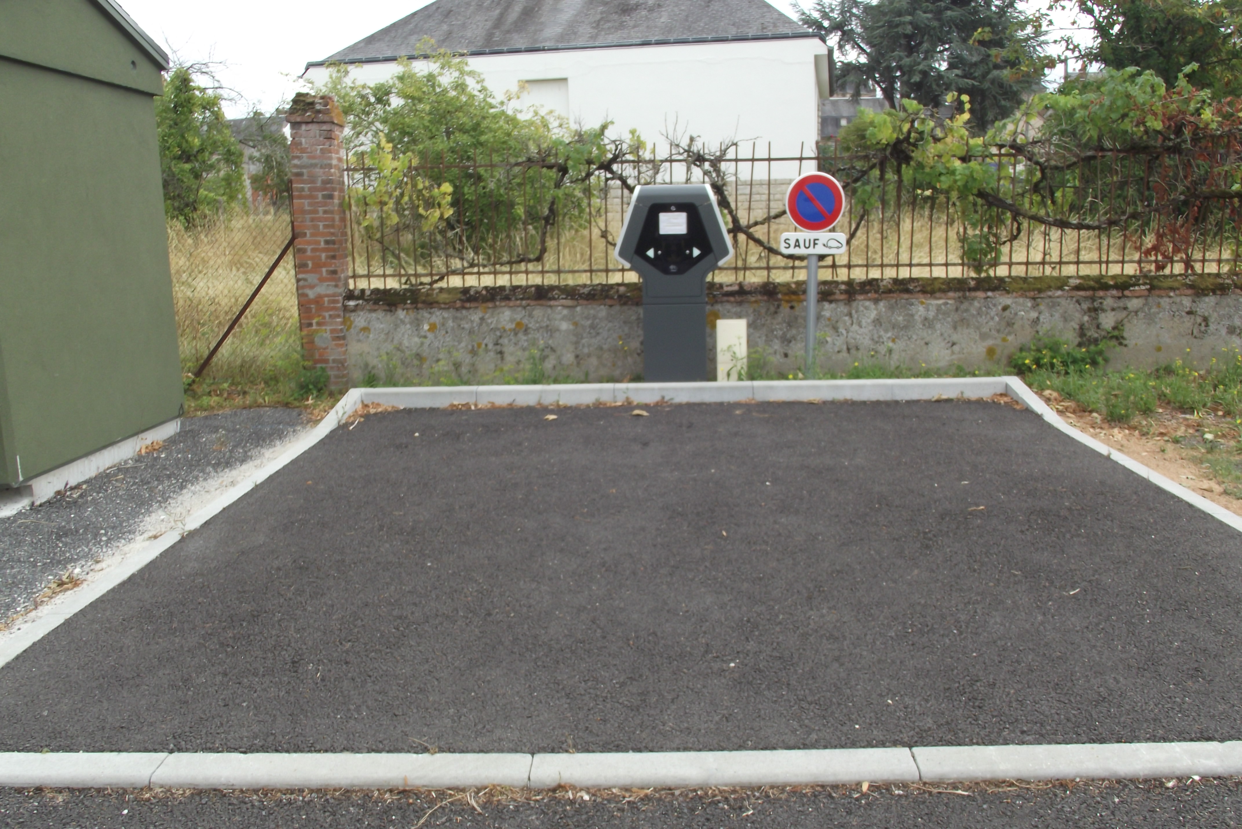 Borne de recharge électrique pour voitures et vélo, Bellegarde