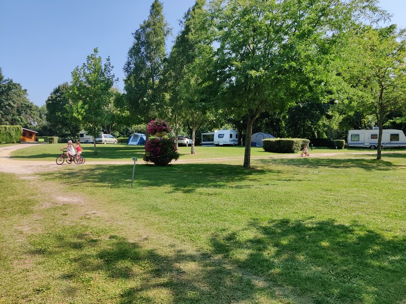 Aire de stationnement au camping municipal d'Abilly