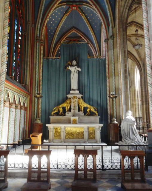 cathedrale sainte croix sculpture jeanne d arc01