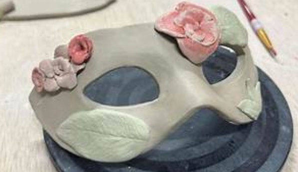ATELIER DE MODELAGE D'ARGILE ADULTES & ENFANTS - masques de mardi Gras