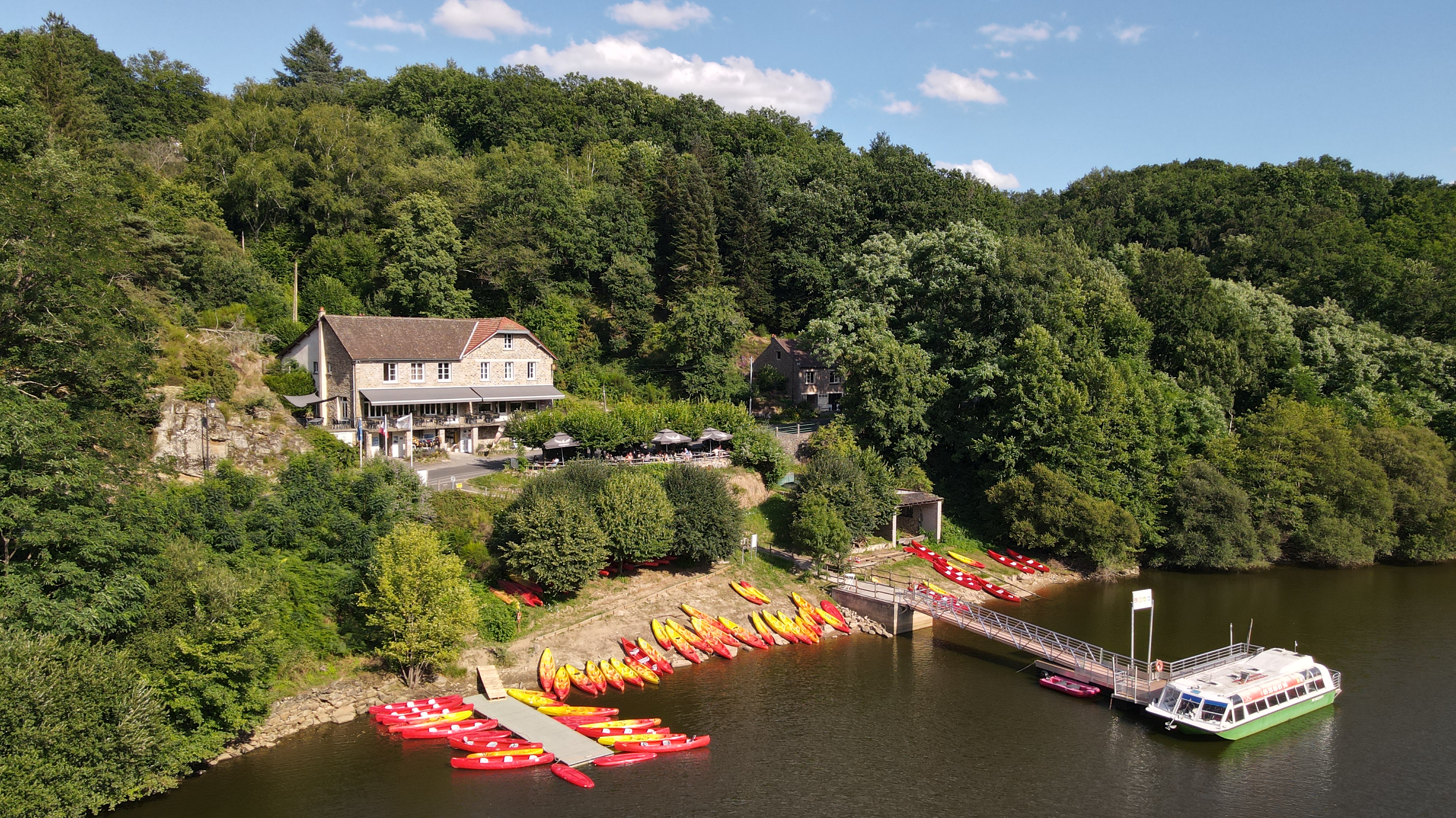 Location de canoës, kayaks et paddles à l'Hôtel Restaurant du Lac null France null null null null