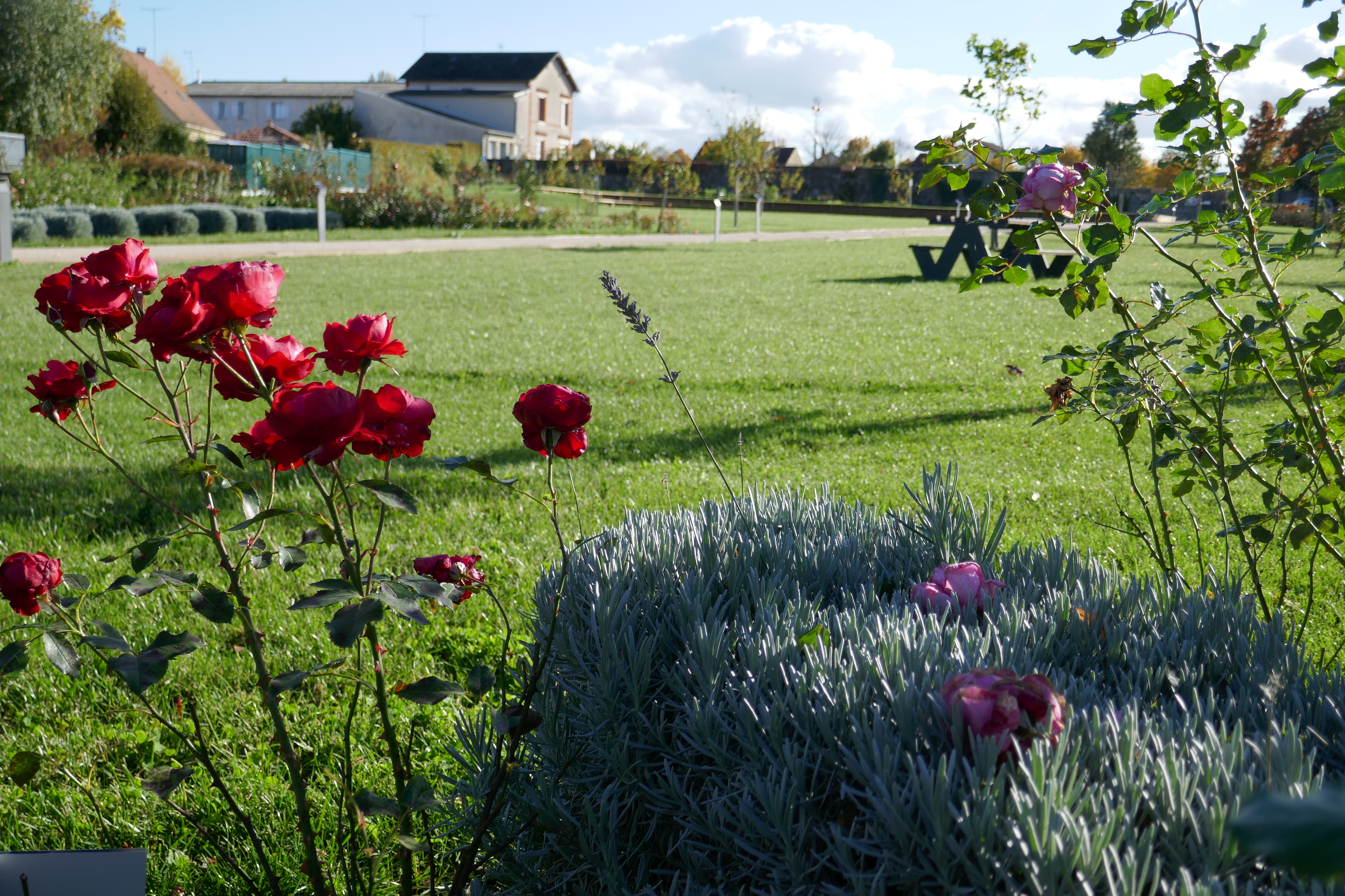 Aire de pique-nique au jardin à thèmes, Quiers-sur-Bezonde