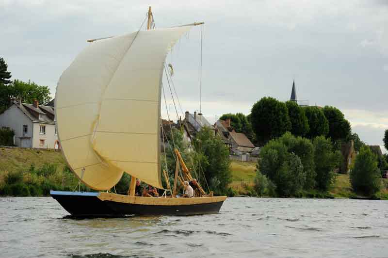 Balade en bateau traditionnel sur la Loire avec les Marins du Port de Chambord©