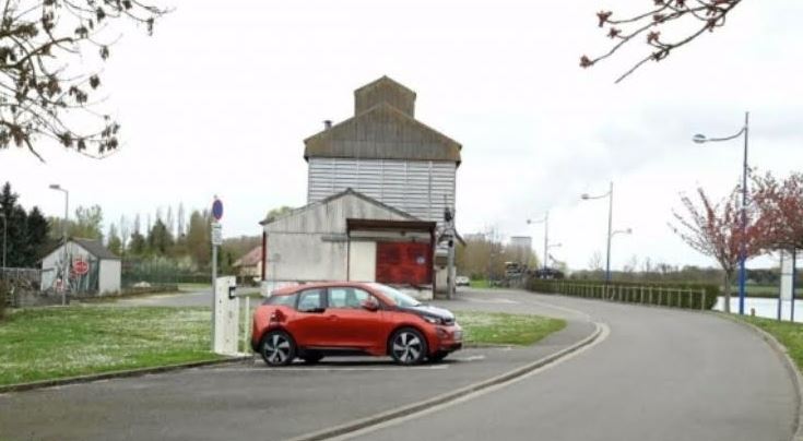 Borne de recharge - voitures électriques - Léré  France Centre-Val de Loire Cher Léré 18240