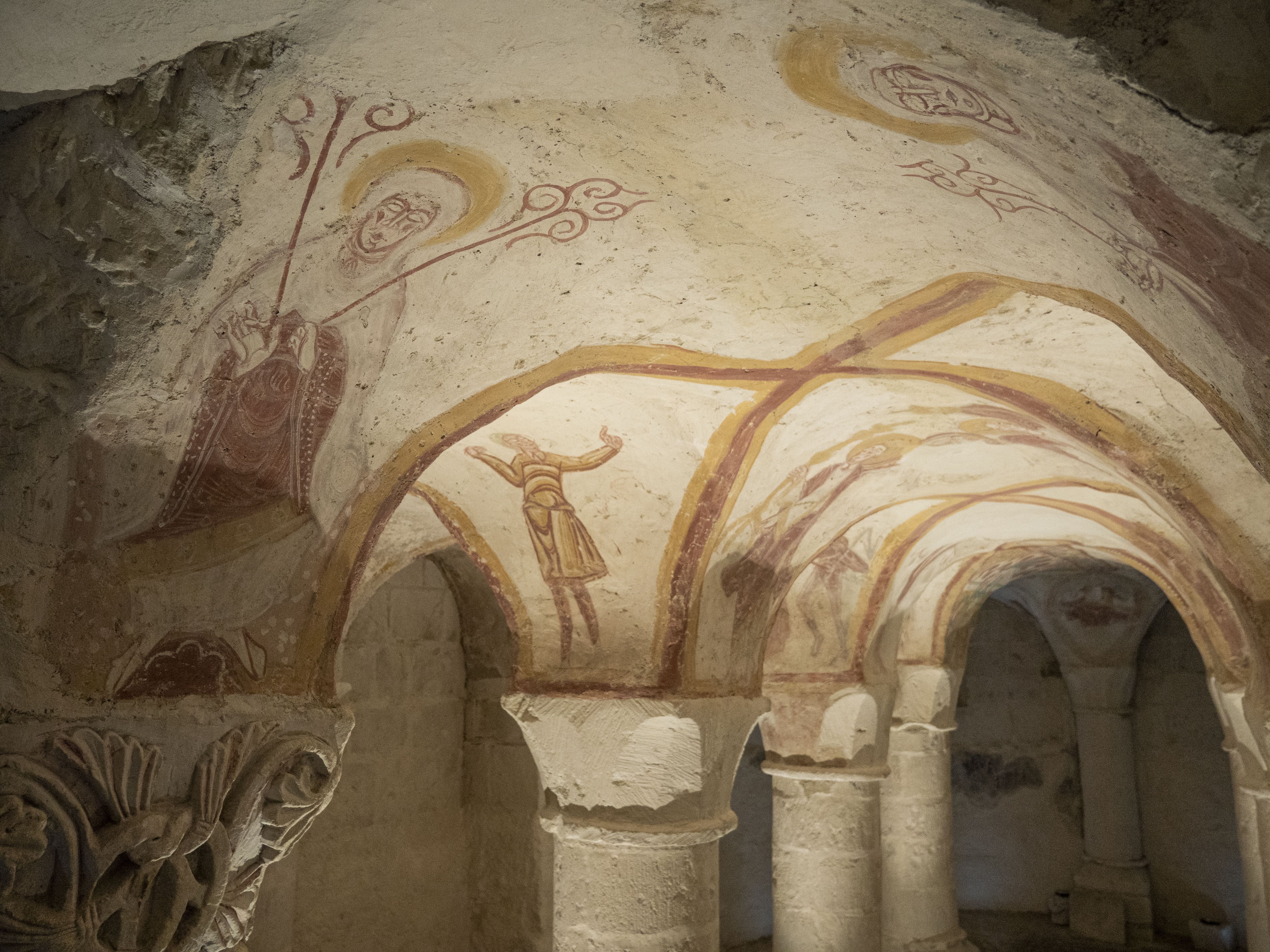 Église Romane et crypte avec Fresques du XIIe siècle.