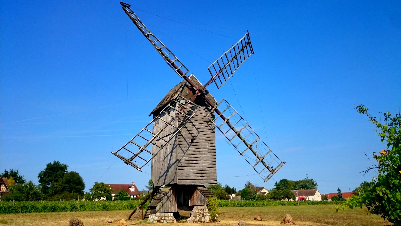 Moulin aux oiseaux - moulin à vent  France Centre-Val de Loire Loiret Les Bordes 45460