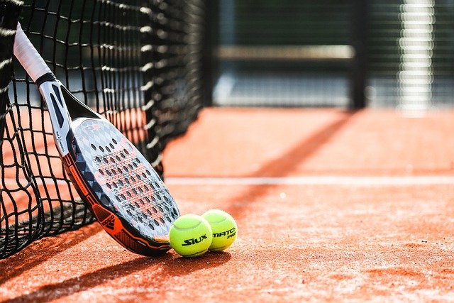 Terrain de tennis extérieur ouvert à tous