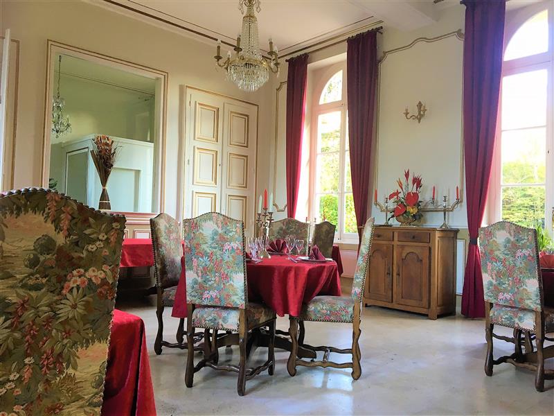 salle-restaurant-rouge-2