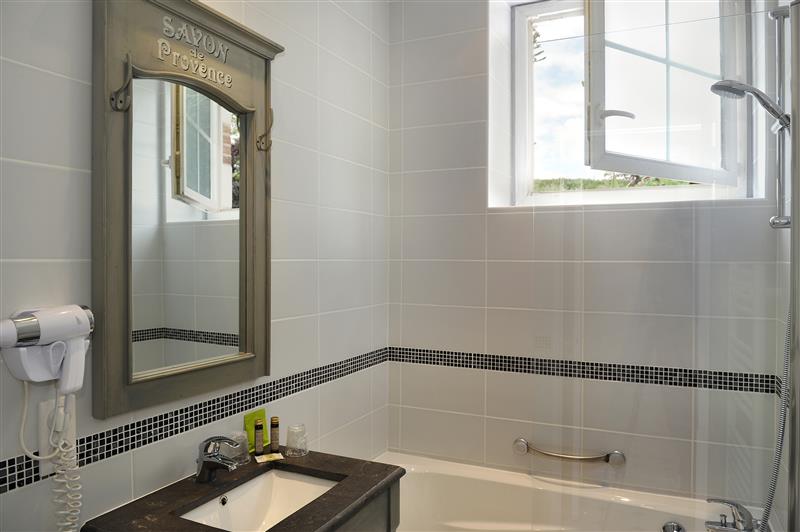 villa-marjane-sdb-grande-chambre-double